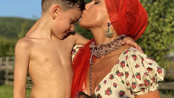 Iulia Albu, tu ești?! Anna Lesko, fotografiată cu o găină în brațe