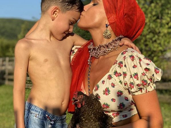 Iulia Albu, tu ești?! Anna Lesko, fotografiată cu o găină &icirc;n brațe