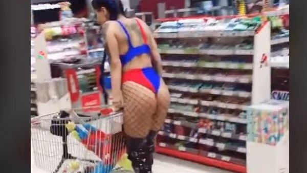 O t&acirc;nără a mers la cumpărături &icirc;n lenjerie intimă! Imaginile au devenit virale pe Tik Tok