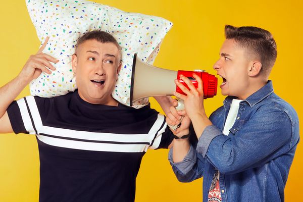 Orașul Craiova a fost &icirc;mpodobit cu luminițe de Crăciun, așa că Țibulcă și Orlando au dat startul colindelor la &bdquo;Scularea!&rdquo;