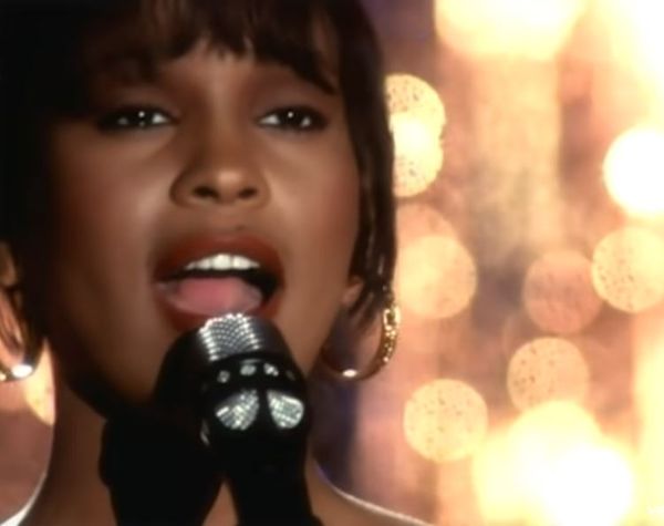 Videoclipul melodiei &bdquo;I Will Always Love You&rdquo;, c&acirc;ntate de Whitney Houston, a str&acirc;ns 1 miliard de vizualizări pe Youtube