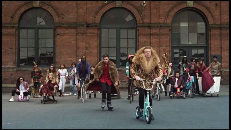 MACKELMORE feat. RYAN LEWIS - Thrift Shop