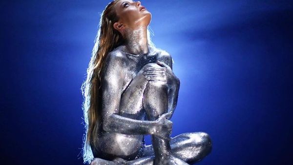 Elena Gheorghe a lansat „Vulnerabili”, o piesă de dragoste emoționantă