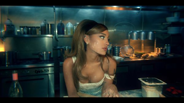ARIANA GRANDE - Positions