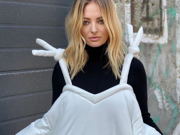 Delia și-a făcut breton singură. Iată cum arată artista acum