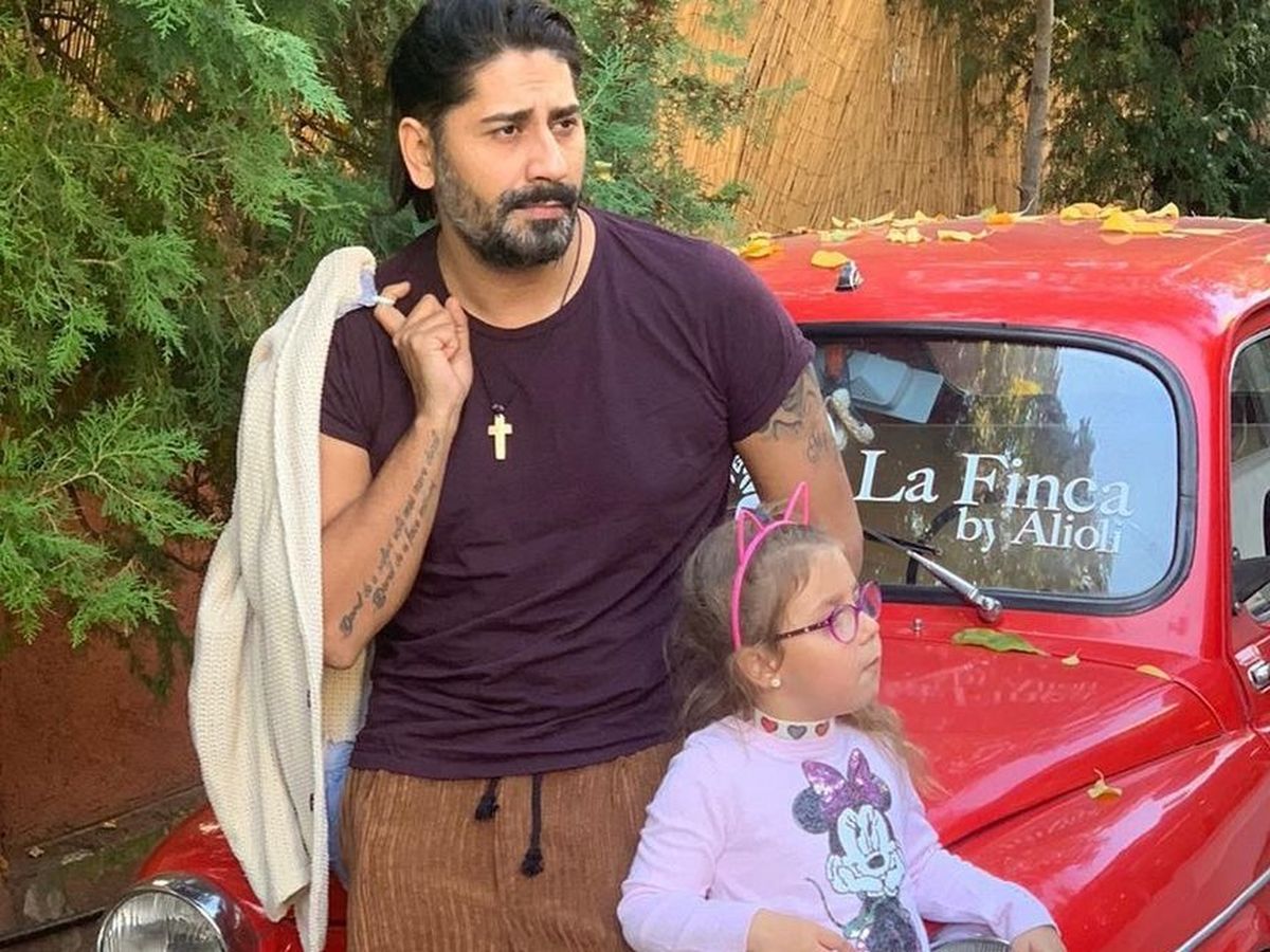 Connect-R și fiica lui, Maya