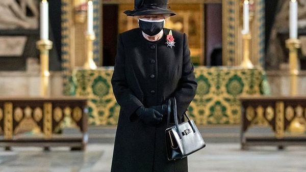 Regina Elisabeta, prima apariție publică cu mască de protecție