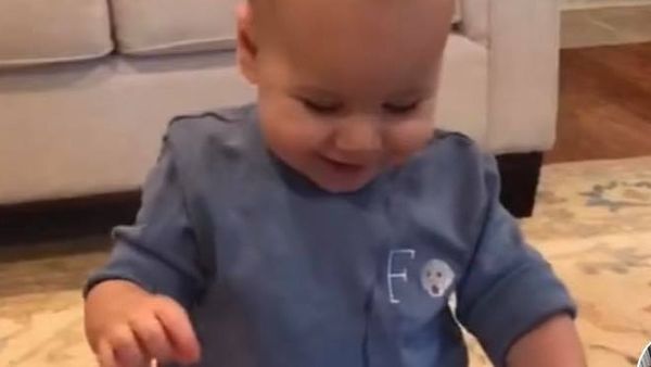 VIRAL | Reacția adorabilă a unui bebeluș care primește cadou un cățel