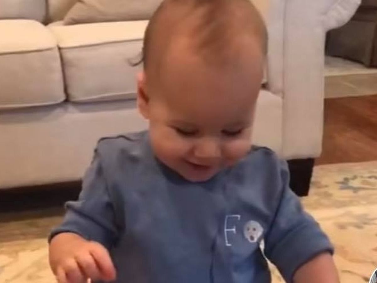 VIRAL | Reacția adorabilă a unui bebeluș care primește cadou un cățel