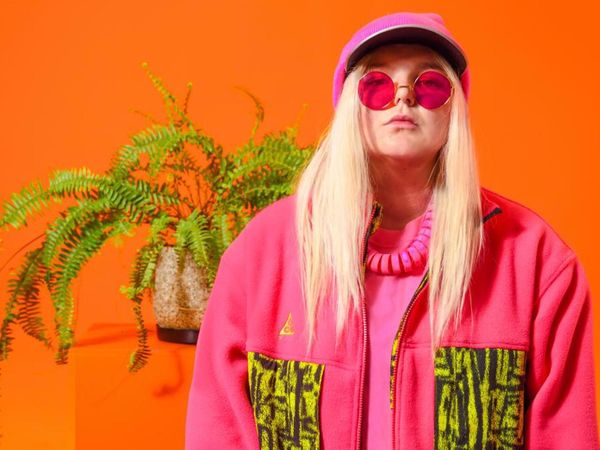 Tones and I, artista celebră pentru hit-ul &bdquo;Dance Monkey&rdquo;, a lansat Fly Away