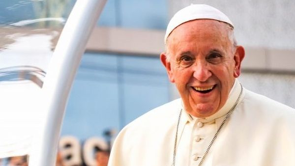 Contul de Instagram al Papei Francisc, prins că a dat like unei domnișoare &icirc;n bikini