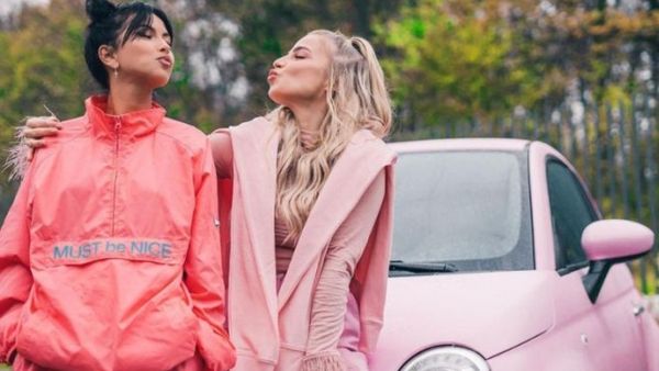 INNA își surprinde cea mai bună prietenă și îi face cadou mașina visurilor ei