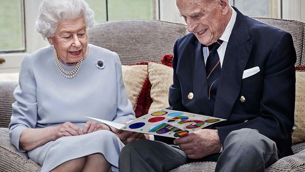 Regina Elisabeta şi Prinţul Philip sărbătoresc 73 de ani de căsnicie