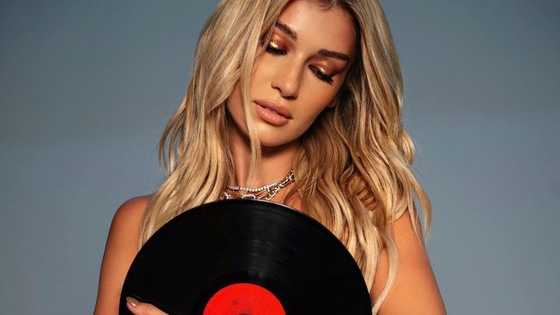 Alina Eremia c&acirc;ntă &bdquo;Să fii fericit&rdquo; &icirc;n varianta acustică