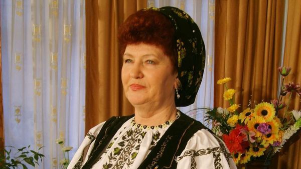 Uzina de Dume | Veta Biriș, ironie la adresa fetelor care nu se pricep la treburile gospodărești: „Dau cu sapa invers, parcă le e frică să pună mâna”