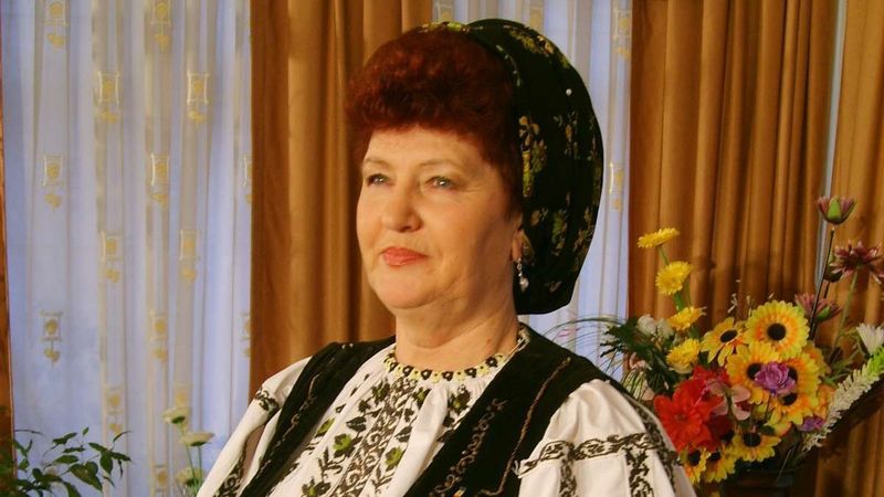Uzina de Dume | Veta Biriș, ironie la adresa fetelor care nu se pricep la treburile gospodărești: &bdquo;Dau cu sapa invers, parcă le e frică să pună m&acirc;na&rdquo;