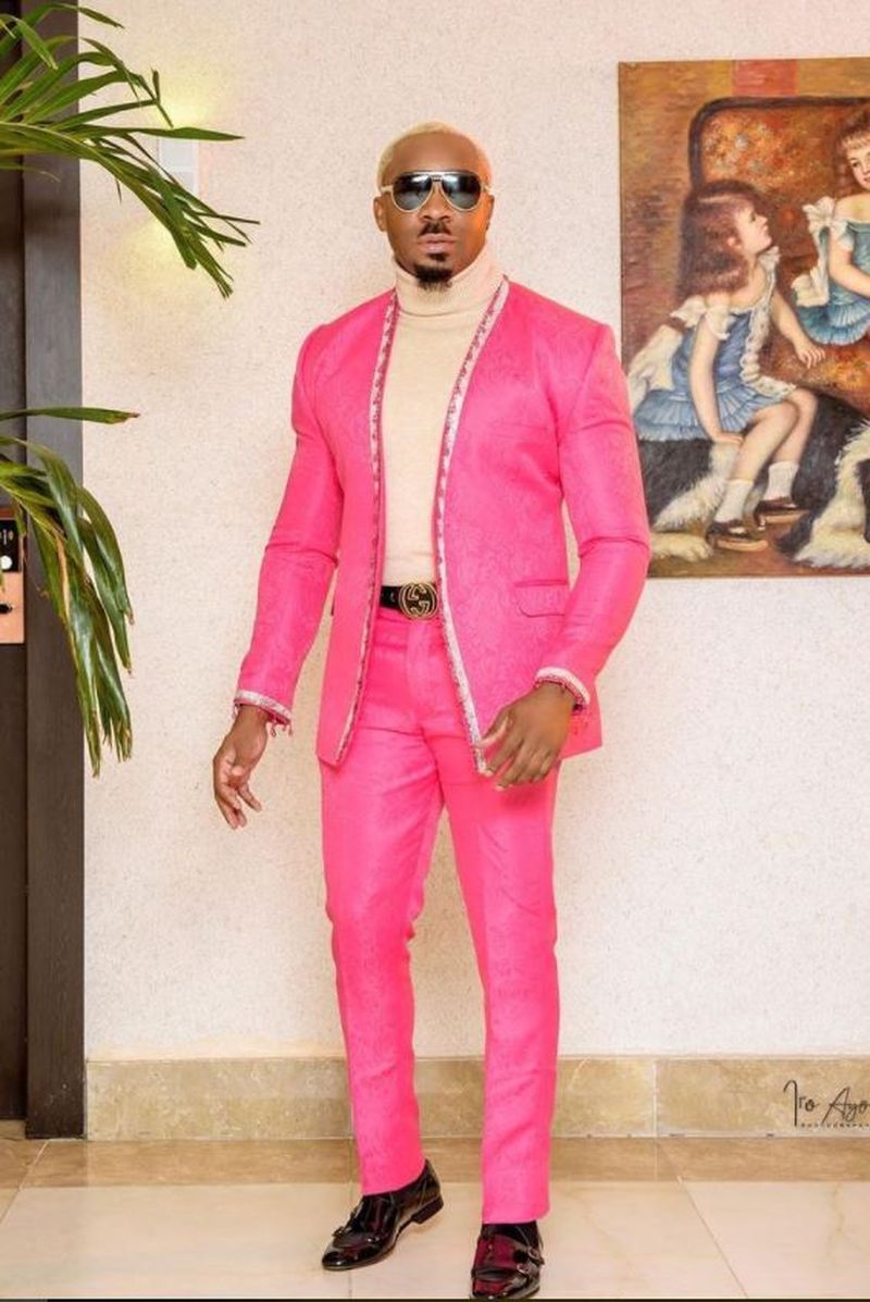 Un bărbat s-a dus la nunta prietenului cu șase femei