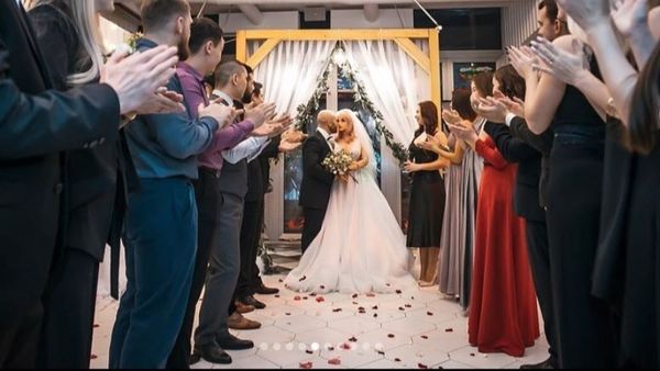 Un culturist celebru s-a căsătorit cu o păpușă gonflabilă, iar acum vrea și copil cu ea