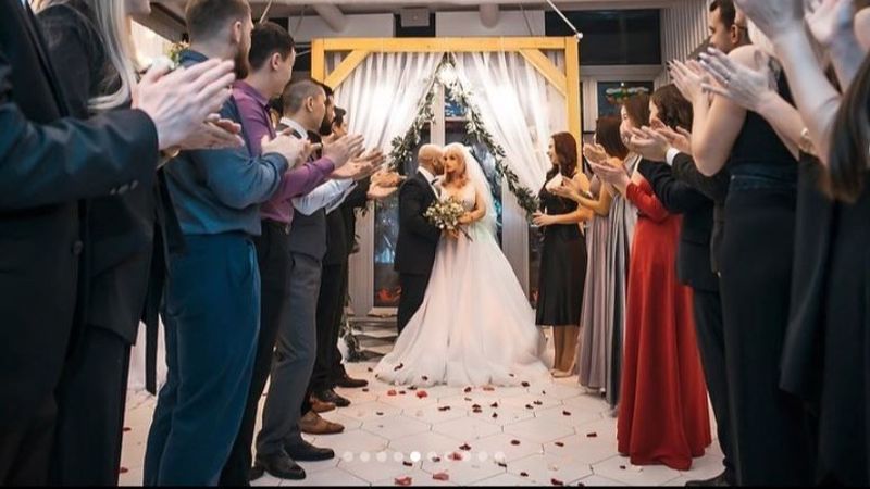 Un culturist celebru s-a căsătorit cu o păpușă gonflabilă, iar acum vrea și copil cu ea