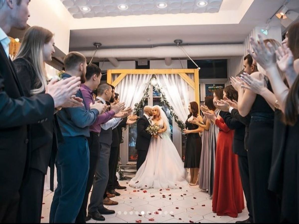 Culturist celebru căsătorit cu o păpușă conflabilă