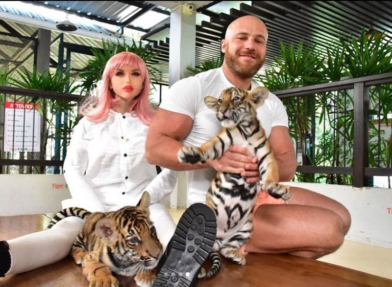 Culturist celebru căsătorit cu o păpușă conflabilă