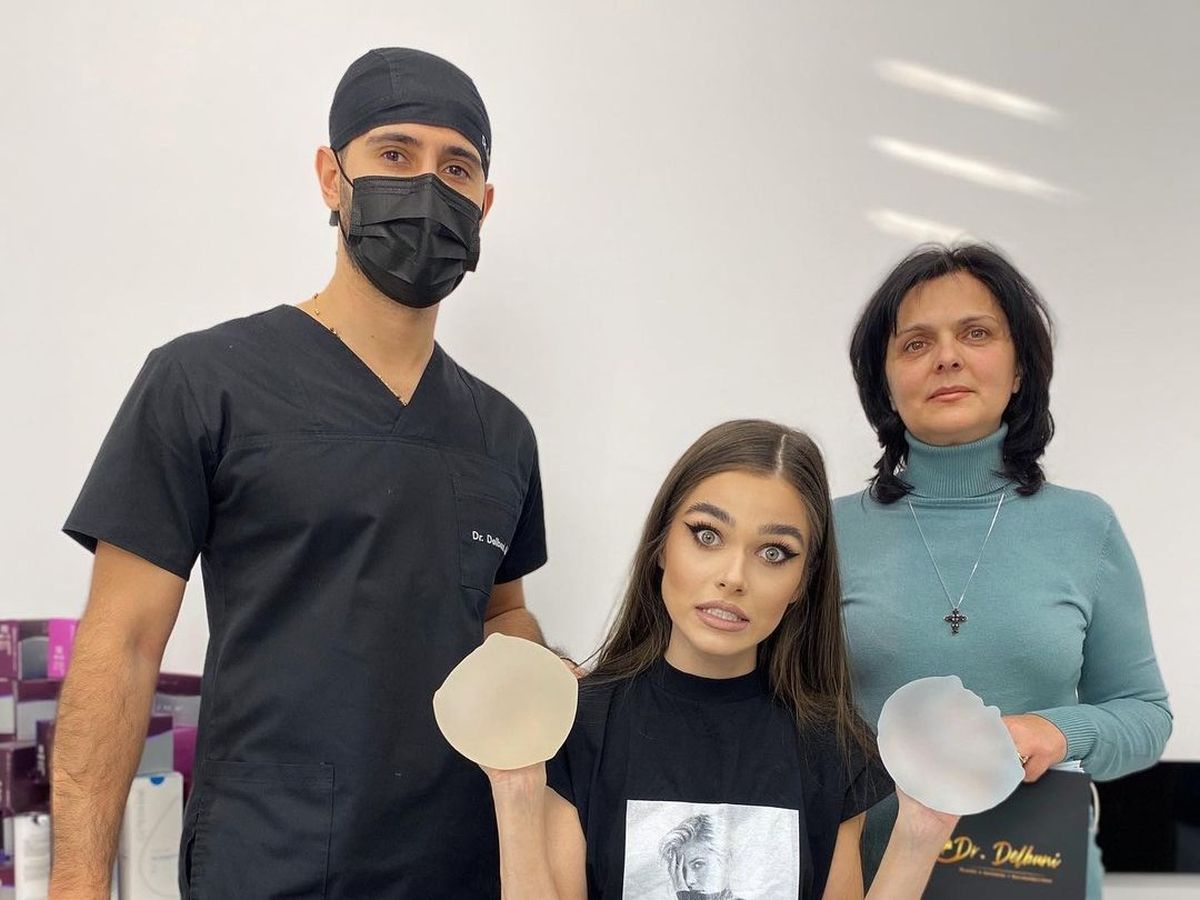 Theo Rose la medicul estetician, alături de mama sa