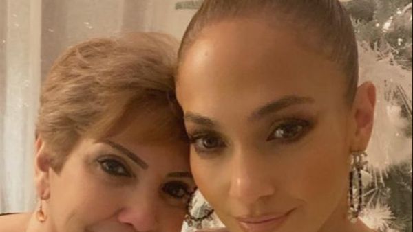 Acum înţelegem de unde a moştenit JLO frumuseţea! Fotografie emoţionantă cu artista şi mama ei de 75 de ani