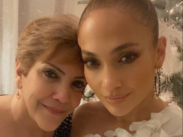 Acum &icirc;nţelegem de unde a moştenit JLO frumuseţea! Fotografie emoţionantă cu artista şi mama ei de 75 de ani