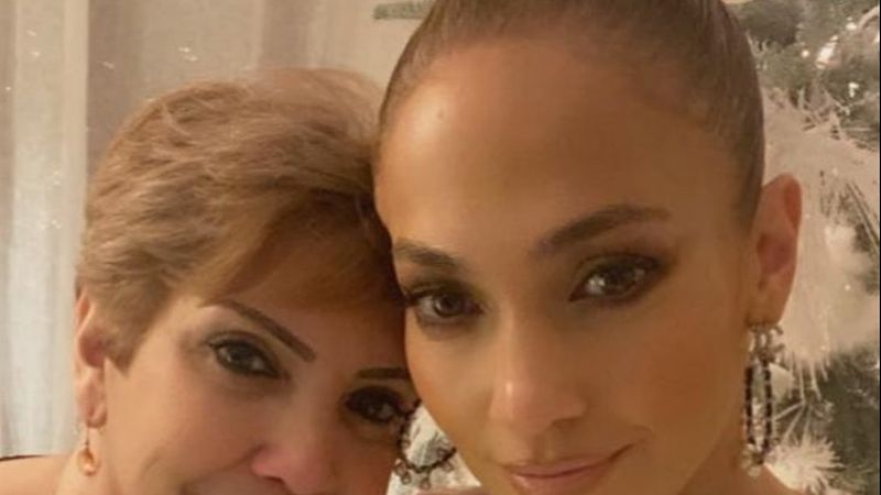 Acum &icirc;nţelegem de unde a moştenit JLO frumuseţea! Fotografie emoţionantă cu artista şi mama ei de 75 de ani