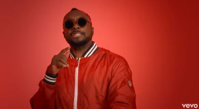 Black Eyed Peas şi Shakira - Girl Like Me 