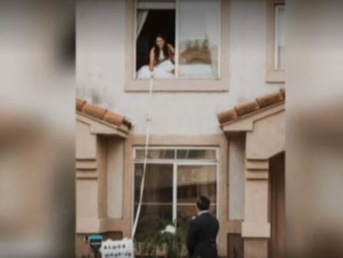 S-au căsătorit deși avea coronavirus 