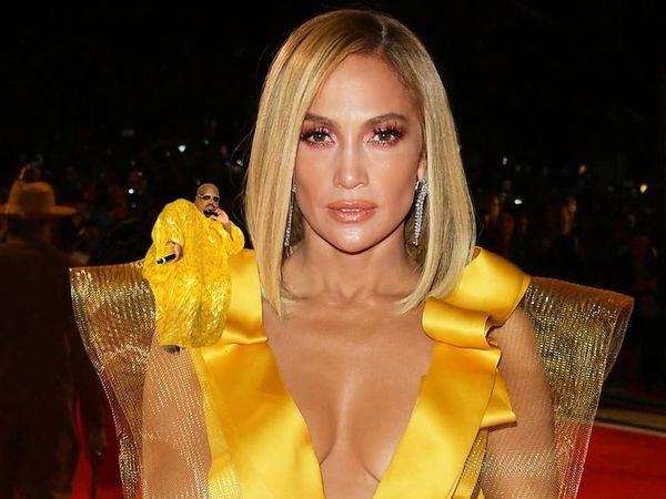 Cum arată Jennifer Lopez &icirc;n costum de baie la 51 de ani