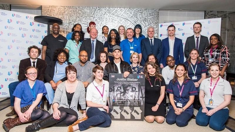 Justin Bieber înregistrează o piesă de Crăciun alături de NHS