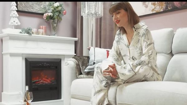 Alexandra Ungureanu a lansat colindul „Pă dealu cu stânjenii”