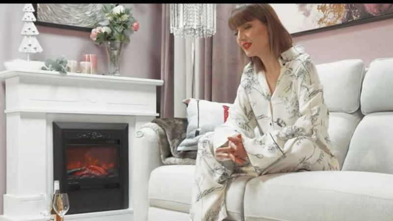 Alexandra Ungureanu a lansat colindul &bdquo;Pă dealu cu st&acirc;njenii&rdquo;