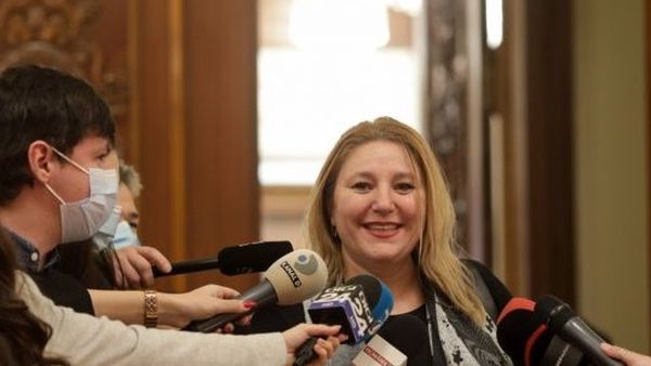 Diana Șoșoacă, senatoarea AUR, deține &bdquo;adeverință&rdquo; prin care i se permite să circule fără mască. Ce spune Senatul despre asta