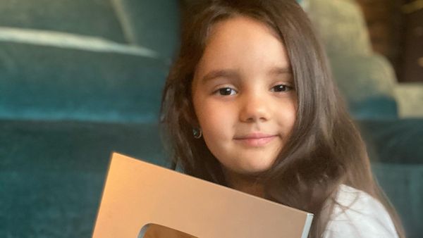 Eva Maruţă i-a cucerit pe fanii de pe Youtube și a primit butonul de 100.000 de abonați