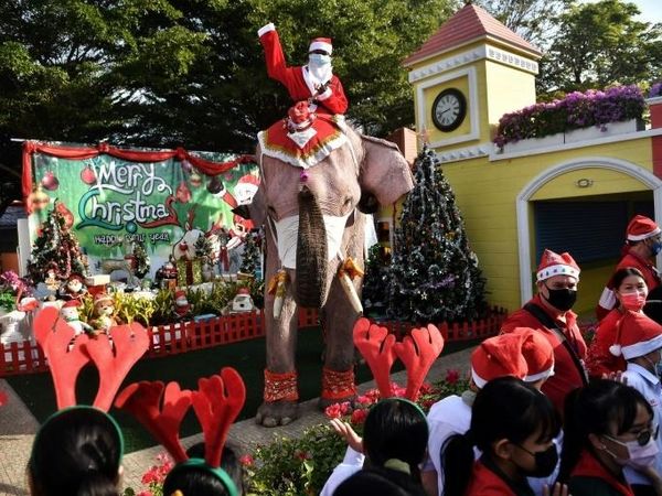 INEDIT! &Icirc;n Thailanda Moș Crăciun a venit călare pe un elefant și a oferit măști de protecție 