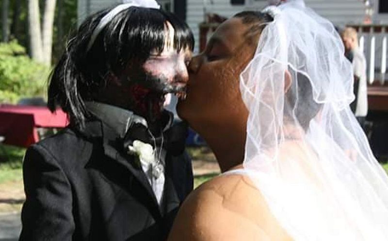 s-a măritat cu o păpușă zombie