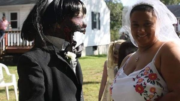 „Niciodată nu am fost mai fericită”, spune o tânără care s-a măritat cu o păpușă zombie