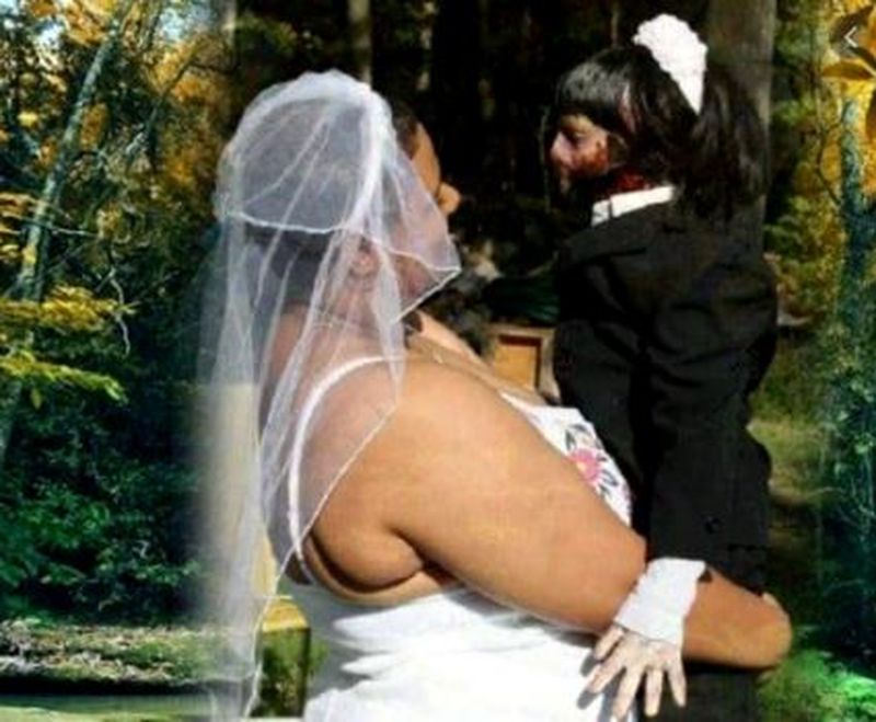 s-a măritat cu o păpușă zombie