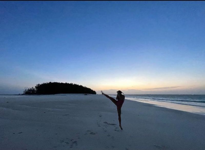 Delia, în costum de baie în Zanzibar