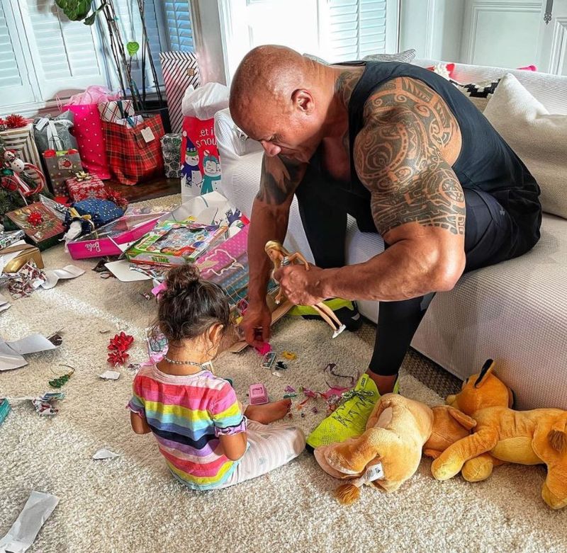  Dwayne Johnson și fiicele sale 