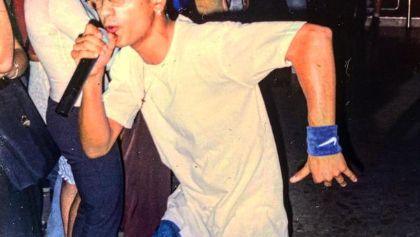 &Icirc;l recunoști?! Dansai mereu pe muzica lui &icirc;n copilărie și poate și acum