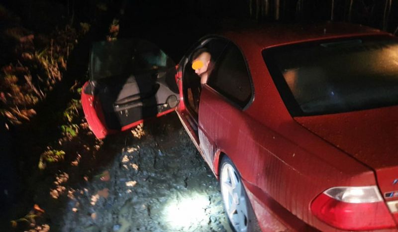  tânăr certat cu soţia şi soacra, prins gol-pușcă în BMW