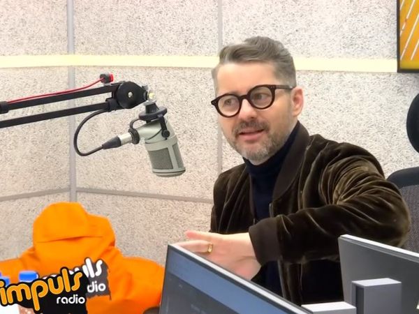 Adi S&icirc;nă &icirc;ndeamnă susținerea artiștilor rom&acirc;ni: &bdquo;Muzica rom&acirc;nească are potențial internațional&rdquo;
