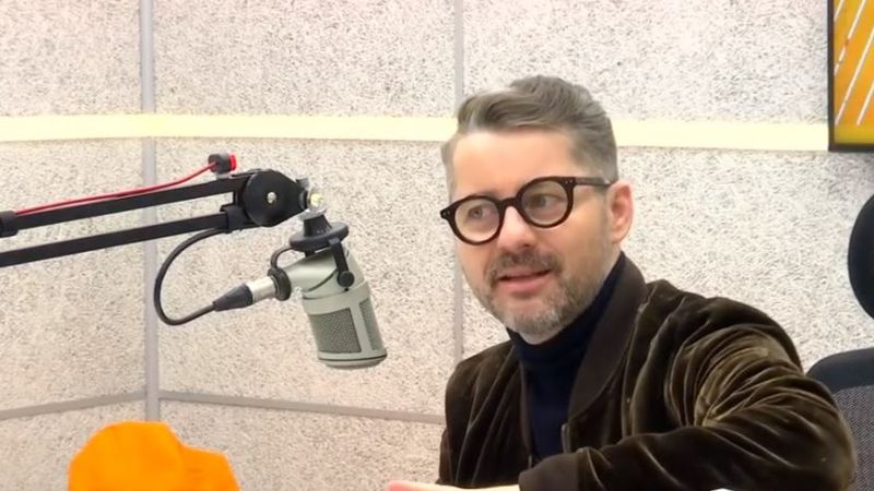 Adi S&icirc;nă &icirc;ndeamnă susținerea artiștilor rom&acirc;ni: &bdquo;Muzica rom&acirc;nească are potențial internațional&rdquo;