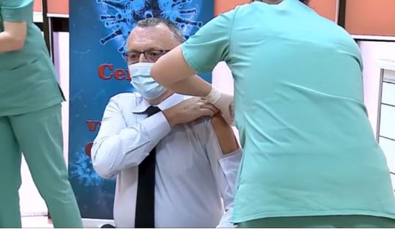 Sorin Cîmpeanu și-a făcut buzunar de vaccin