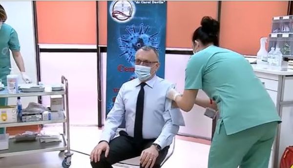 Metoda inedită folosită de Sorin C&icirc;mpeanu la vaccinare, virală pe internet! Ministrul Educției și-a făcut un &bdquo;buzunar&rdquo; pe umăr 