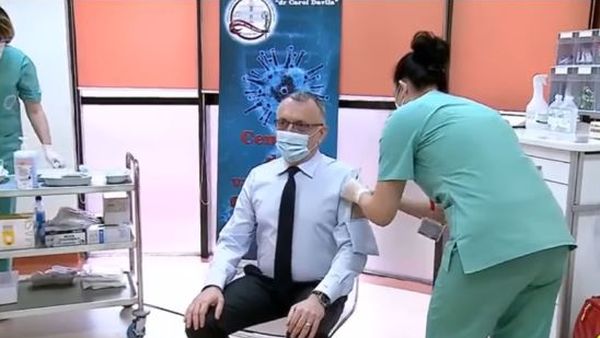 Metoda inedită folosită de Sorin Cîmpeanu la vaccinare, virală pe internet! Ministrul Educției și-a făcut un „buzunar” pe umăr 